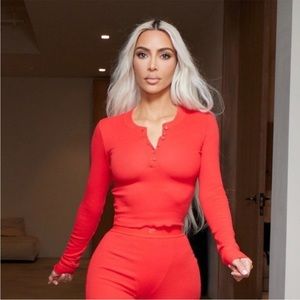 NWT SKIMS Cotton Rib Long Sleeve Crop Henley in RUBY size XS